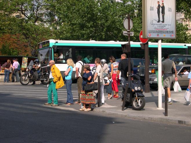  piétons attendant pour traverser